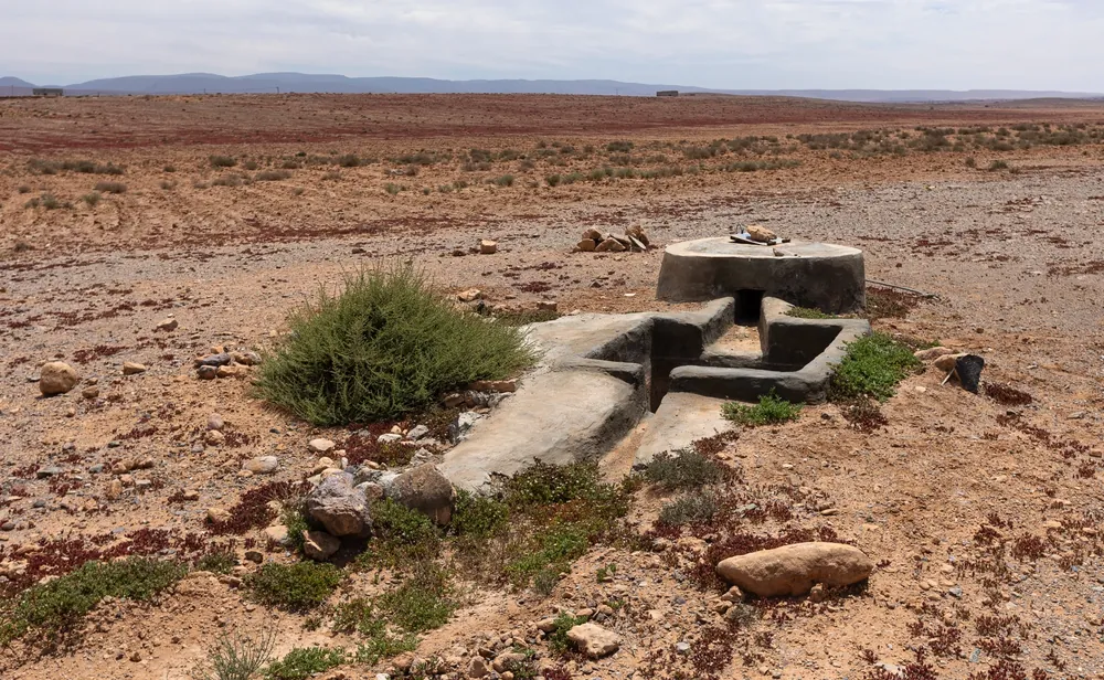 Une matfia (citerne d'eau traditionnelle) dans une plaine aride, piège mortel pour les serpents, Maroc